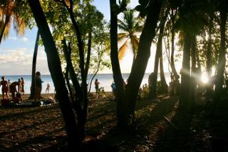 Soleil couchant sur la mer des Caraibes depuis une plage de la cote ouest de Basse-Terre
