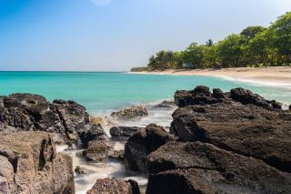 Plage Guadeloupe accessible : tiralos, rampes et sanitaires